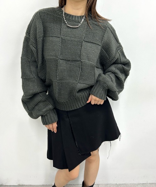 WHO'S WHO gallery(フーズフーギャラリー)の「フロントバックチェッカーニット(ニット/セーター・レディース・チャコールグレー/オフホワイト/ブラック・FREE)」の11枚目の写真