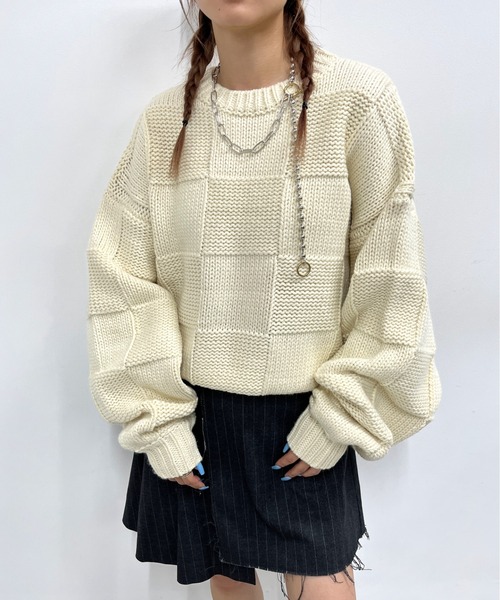 WHO'S WHO gallery(フーズフーギャラリー)の「フロントバックチェッカーニット(ニット/セーター・レディース・チャコールグレー/オフホワイト/ブラック・FREE)」の5枚目の写真