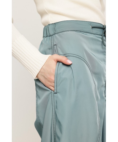 SLY（スライ）の「CURVE STITCH JOGGER PT カーヴ ステッチ ジョガー パンツ（カーゴパンツ・レディース・ブラック/ターコイズブルー・2/1）」の20枚目の写真