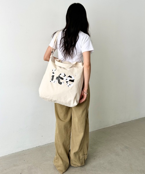 Lee(リー)の「Lee/リー COW アニマル柄 プリント キャンバス ビッグ2WAY トートバッグ(トートバッグ・レディース・ホワイト/ブラック・FREE)」の6枚目の写真