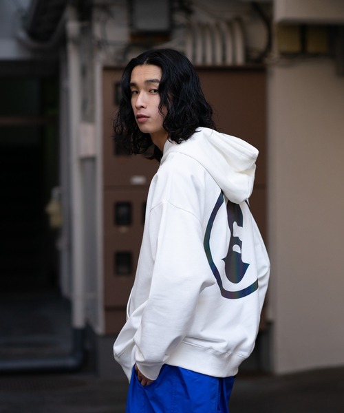 brknhome(ブロークンホーム)の「【brknhome/ブロークンホーム】 ビッグロゴバックプリントパーカー(パーカー・メンズ・ホワイト/ブラック・MEDIUM/LARGE)」の17枚目の写真