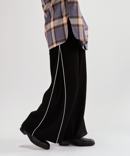 Lui's（ルイス）の「ポンチパイピングパンツ（その他パンツ・メンズ・チャコールグレー/ブラック・S/M）」の2枚目の写真