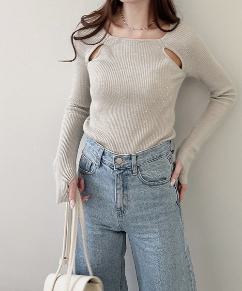 Reurie'（レウリィ）の「スリットショルダーラメニット / スリットショルダーニット ショルダーカット 肩開き カットショルダー オープンショルダー 白 黒 アイボリー ブラック ネイビー プルオーバー スクエアネック ミドル丈 ショート丈 コンパクト ラメニット ラメトップス 大人カジュアル きれいめ シンプル リブ オフィスルック（ニット/セーター・レディース・アイボリー/ネイビー/ブラック・FREE）」の18枚目の写真