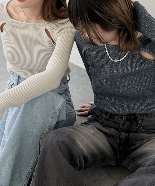Reurie'（レウリィ）の「スリットショルダーラメニット / スリットショルダーニット ショルダーカット 肩開き カットショルダー オープンショルダー 白 黒 アイボリー ブラック ネイビー プルオーバー スクエアネック ミドル丈 ショート丈 コンパクト ラメニット ラメトップス 大人カジュアル きれいめ シンプル リブ オフィスルック（ニット/セーター・レディース・アイボリー/ネイビー/ブラック・FREE）」の16枚目の写真