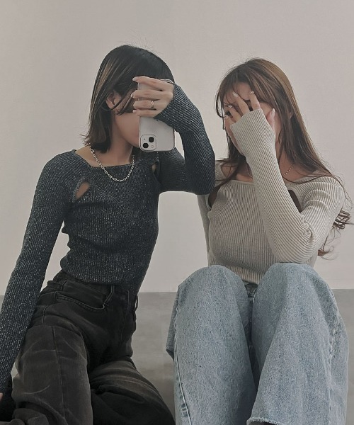 Reurie'（レウリィ）の「スリットショルダーラメニット / スリットショルダーニット ショルダーカット 肩開き カットショルダー オープンショルダー 白 黒 アイボリー ブラック ネイビー プルオーバー スクエアネック ミドル丈 ショート丈 コンパクト ラメニット ラメトップス 大人カジュアル きれいめ シンプル リブ オフィスルック（ニット/セーター・レディース・アイボリー/ネイビー/ブラック・FREE）」の5枚目の写真