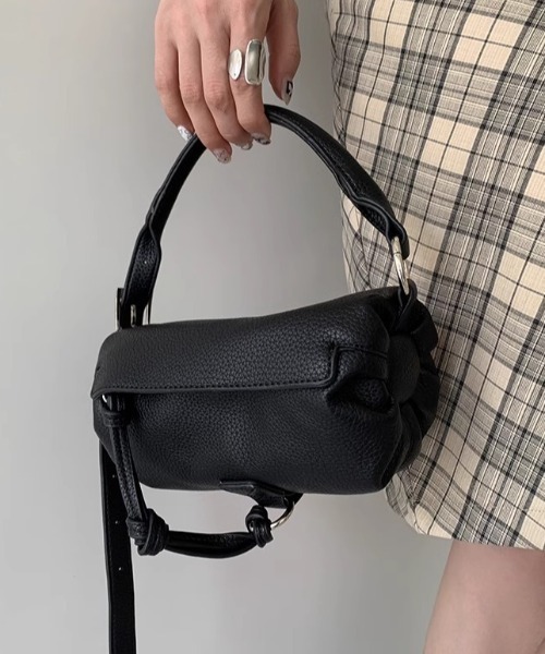 Vipoa（ヴィポア）の「Belted Strap Barrel Compact Bag（ハンドバッグ・レディース・ブラック系その他/シルバー/ピンク/ブラック・FREE）」の2枚目の写真