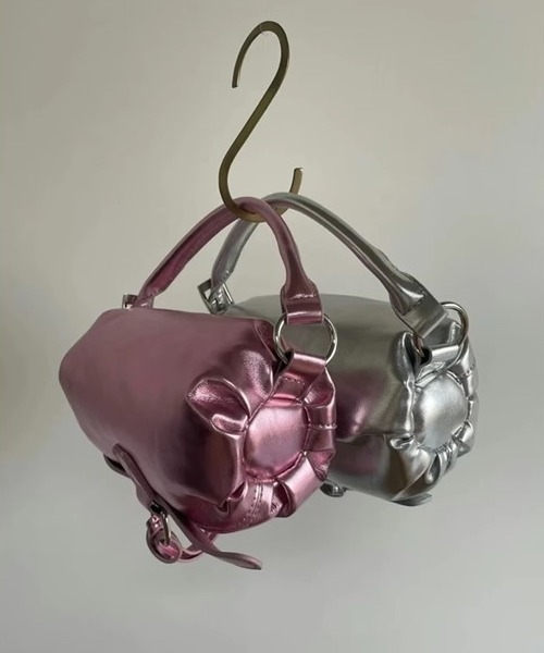 Vipoa（ヴィポア）の「Belted Strap Barrel Compact Bag（ハンドバッグ・レディース・ブラック系その他/シルバー/ピンク/ブラック・FREE）」の16枚目の写真