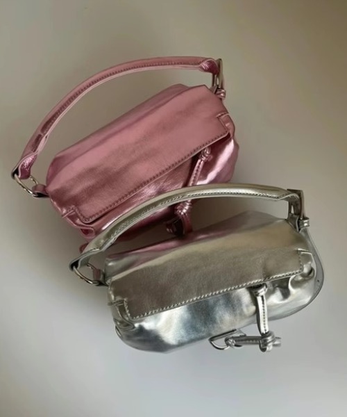 Vipoa（ヴィポア）の「Belted Strap Barrel Compact Bag（ハンドバッグ・レディース・ブラック系その他/シルバー/ピンク/ブラック・FREE）」の17枚目の写真