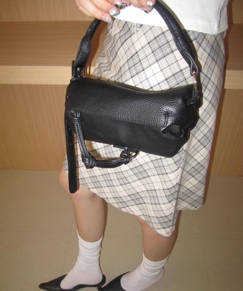 Vipoa（ヴィポア）の「Belted Strap Barrel Compact Bag（ハンドバッグ・レディース・ブラック系その他/シルバー/ピンク/ブラック・FREE）」の8枚目の写真