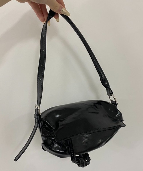 Vipoa（ヴィポア）の「Belted Strap Barrel Compact Bag（ハンドバッグ・レディース・ブラック系その他/シルバー/ピンク/ブラック・FREE）」の5枚目の写真