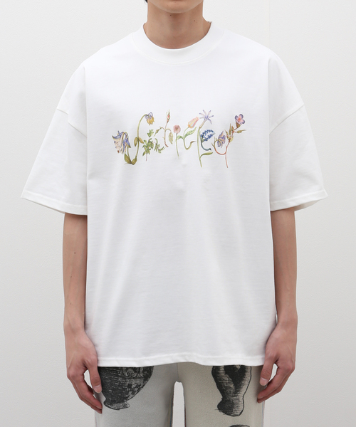 EDIFICE(エディフィス)の「【untitled artworks / アンタイトルドアートワークス】ee Flower Lettering(Tシャツ/カットソー・メンズ・ホワイト・MEDIUM/SMALL)」の1枚目の写真