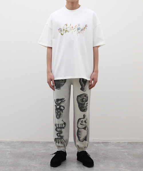 EDIFICE(エディフィス)の「【untitled artworks / アンタイトルドアートワークス】ee Flower Lettering(Tシャツ/カットソー・メンズ・ホワイト・MEDIUM/SMALL)」の2枚目の写真