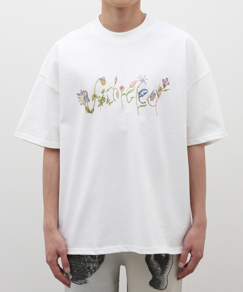 EDIFICE(エディフィス)の「【untitled artworks / アンタイトルドアートワークス】ee Flower Lettering(Tシャツ/カットソー・メンズ・ホワイト・MEDIUM/SMALL)」の3枚目の写真