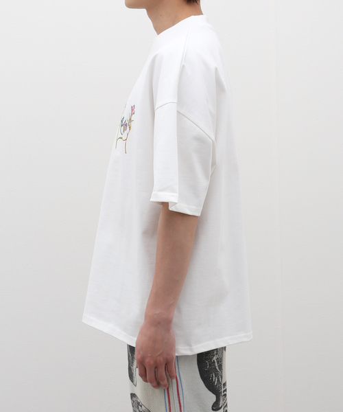 EDIFICE(エディフィス)の「【untitled artworks / アンタイトルドアートワークス】ee Flower Lettering(Tシャツ/カットソー・メンズ・ホワイト・MEDIUM/SMALL)」の4枚目の写真