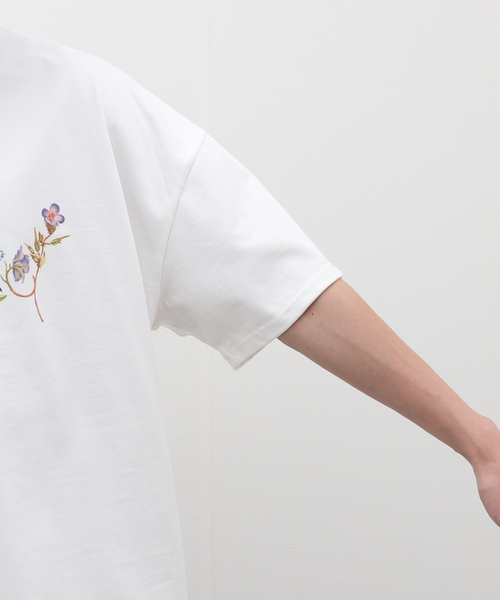 EDIFICE(エディフィス)の「【untitled artworks / アンタイトルドアートワークス】ee Flower Lettering(Tシャツ/カットソー・メンズ・ホワイト・MEDIUM/SMALL)」の8枚目の写真