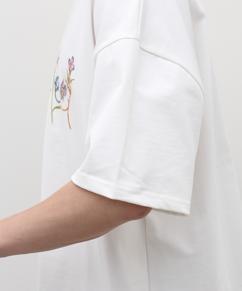 EDIFICE(エディフィス)の「【untitled artworks / アンタイトルドアートワークス】ee Flower Lettering(Tシャツ/カットソー・メンズ・ホワイト・MEDIUM/SMALL)」の9枚目の写真