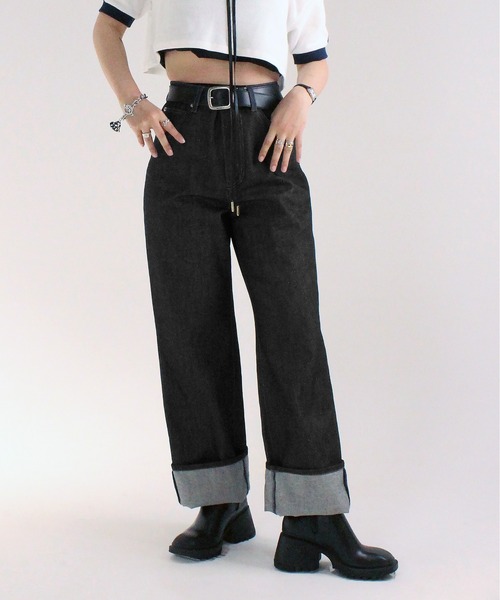 1chaku.(イッチャク)の「クロップドハイウエストロールアップデニム(デニムパンツ・レディース・ブラック/インディゴブルー・マルチサイズ)」の4枚目の写真