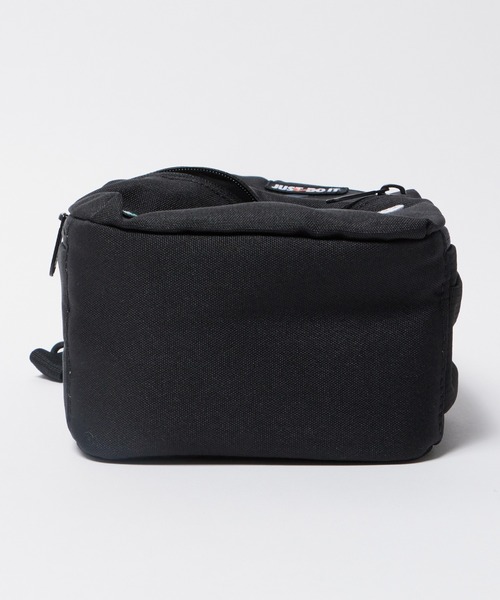NIKE(ナイキ)の「NIKE/ナイキ NAN NIKE PATCH LUNCH TOTE ショルダーバック(ショルダーバッグ・キッズ・ブラック・FREE)」の4枚目の写真