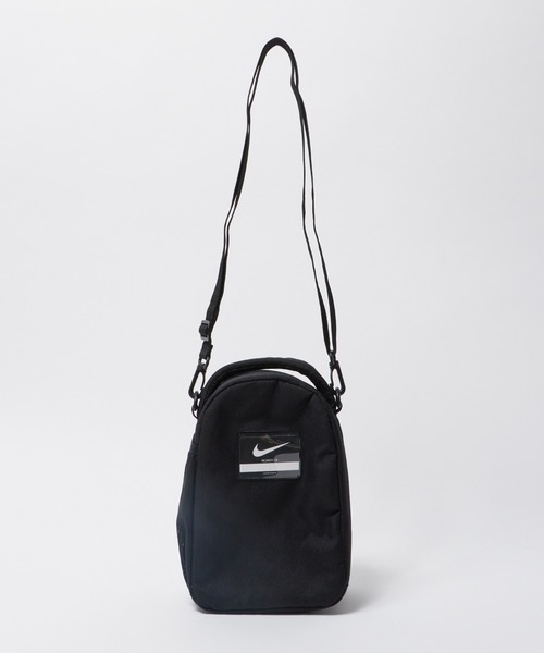 NIKE(ナイキ)の「NIKE/ナイキ NAN NIKE PATCH LUNCH TOTE ショルダーバック(ショルダーバッグ・キッズ・ブラック・FREE)」の3枚目の写真