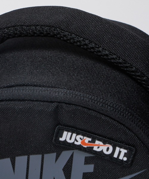 NIKE(ナイキ)の「NIKE/ナイキ NAN NIKE PATCH LUNCH TOTE ショルダーバック(ショルダーバッグ・キッズ・ブラック・FREE)」の8枚目の写真