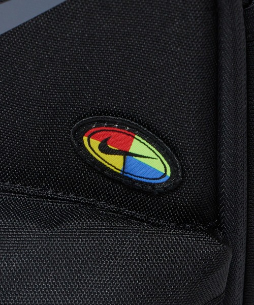 NIKE(ナイキ)の「NIKE/ナイキ NAN NIKE PATCH LUNCH TOTE ショルダーバック(ショルダーバッグ・キッズ・ブラック・FREE)」の10枚目の写真