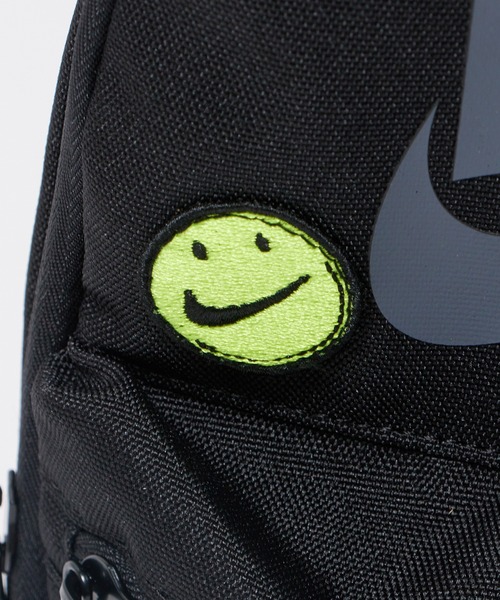 NIKE(ナイキ)の「NIKE/ナイキ NAN NIKE PATCH LUNCH TOTE ショルダーバック(ショルダーバッグ・キッズ・ブラック・FREE)」の11枚目の写真