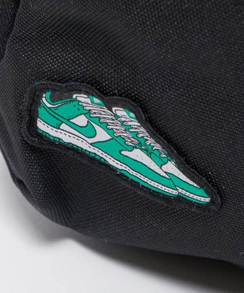 NIKE(ナイキ)の「NIKE/ナイキ NAN NIKE PATCH LUNCH TOTE ショルダーバック(ショルダーバッグ・キッズ・ブラック・FREE)」の12枚目の写真