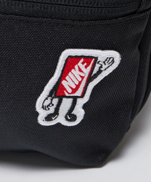 NIKE(ナイキ)の「NIKE/ナイキ NAN NIKE PATCH LUNCH TOTE ショルダーバック(ショルダーバッグ・キッズ・ブラック・FREE)」の13枚目の写真