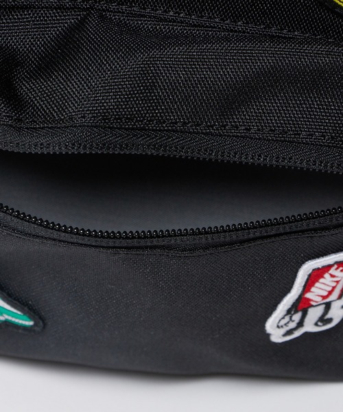 NIKE(ナイキ)の「NIKE/ナイキ NAN NIKE PATCH LUNCH TOTE ショルダーバック(ショルダーバッグ・キッズ・ブラック・FREE)」の14枚目の写真