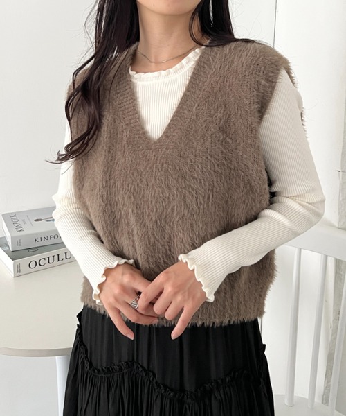 CLEA（クレア）の「シャギーVネックニットベスト（ベスト・レディース・アイボリー/グレイッシュベージュ/ブラウン/ブラック/チャコールグレー/ピンク・FREE）」の4枚目の写真