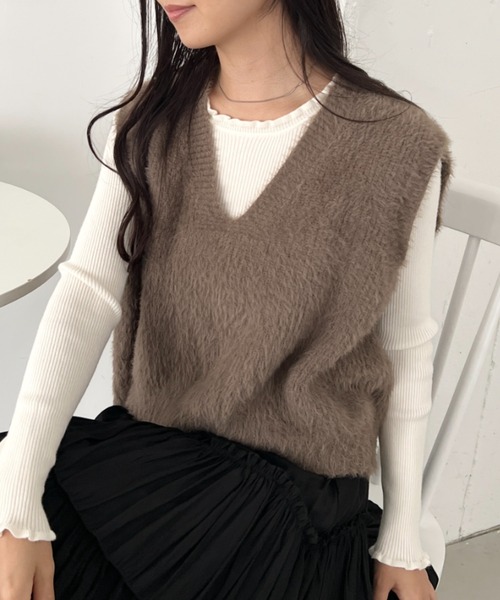CLEA（クレア）の「シャギーVネックニットベスト（ベスト・レディース・アイボリー/グレイッシュベージュ/ブラウン/ブラック/チャコールグレー/ピンク・FREE）」の10枚目の写真