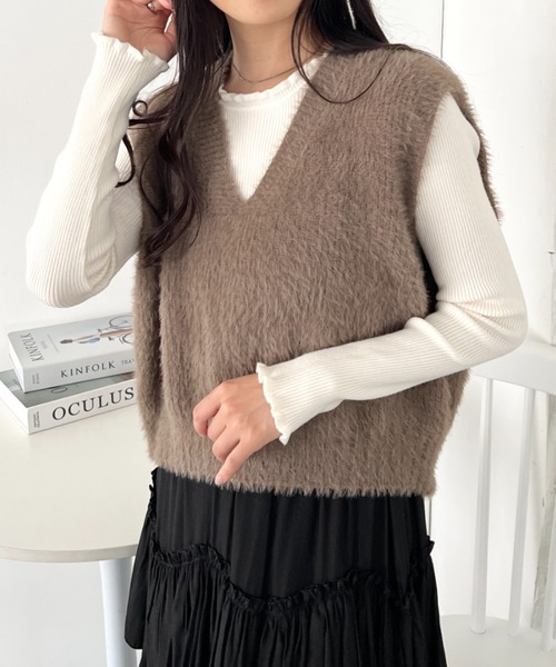 CLEA（クレア）の「シャギーVネックニットベスト（ベスト・レディース・アイボリー/グレイッシュベージュ/ブラウン/ブラック/チャコールグレー/ピンク・FREE）」の8枚目の写真