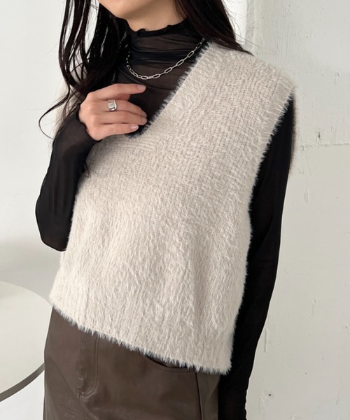 CLEA（クレア）の「シャギーVネックニットベスト（ベスト・レディース・アイボリー/グレイッシュベージュ/ブラウン/ブラック/チャコールグレー/ピンク・FREE）」の15枚目の写真
