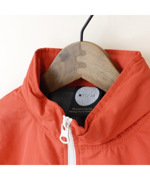 maarook（マルーク）の「【フード収納可】タフタマウンテンパーカー（ブルゾン・キッズ・ベージュ/オレンジ・110cm/120cm/130cm/100cm）」の12枚目の写真