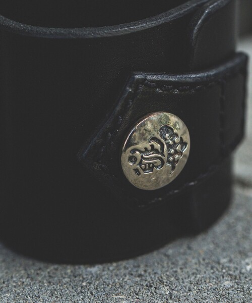 BILL WALL LEATHER(ビルウォールレザー)の「【BEAMS EXCLUSIVE】Leather Cuff(バングル/リストバンド・レディース・その他・SMALL/MEDIUM)」の6枚目の写真