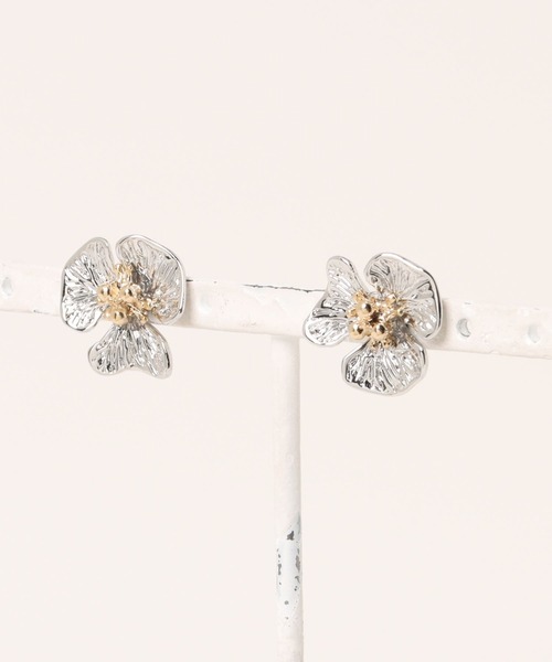 Os accessory（オズアクセサリー）の「【金属アレルギー対応】Os　-オズ-　メタルフラワーピアス　C（ピアス（両耳用）・レディース・ゴールド/シルバー・FREE）」の3枚目の写真
