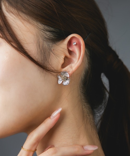 Os accessory（オズアクセサリー）の「【金属アレルギー対応】Os　-オズ-　メタルフラワーピアス　C（ピアス（両耳用）・レディース・ゴールド/シルバー・FREE）」の6枚目の写真