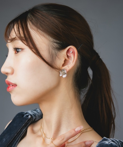 Os accessory（オズアクセサリー）の「【金属アレルギー対応】Os　-オズ-　メタルフラワーピアス　C（ピアス（両耳用）・レディース・ゴールド/シルバー・FREE）」の9枚目の写真