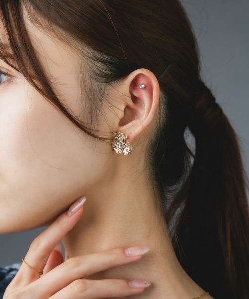 Os accessory（オズアクセサリー）の「【金属アレルギー対応】Os　-オズ-　メタルフラワーピアス　C（ピアス（両耳用）・レディース・ゴールド/シルバー・FREE）」の11枚目の写真
