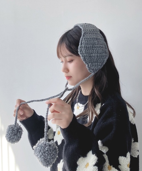 AS KNOW AS plus（アズノゥアズプラス）の「耳あて ポンポンニットイヤーマフ（イヤーマフ・レディース・ブラック/アイボリー/グレー/レッド・FREE）」の3枚目の写真