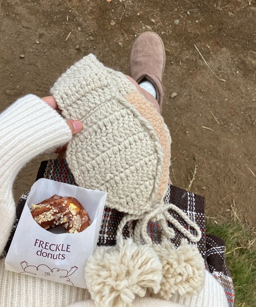 AS KNOW AS plus（アズノゥアズプラス）の「耳あて ポンポンニットイヤーマフ（イヤーマフ・レディース・ブラック/アイボリー/グレー/レッド・FREE）」の2枚目の写真