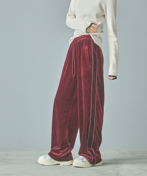 LAKOLE（ラコレ）の「ベロアトラックパンツ / 151771（その他パンツ・レディース・ブラック/グレー/グリーン/ボルドー・FREE）」の4枚目の写真