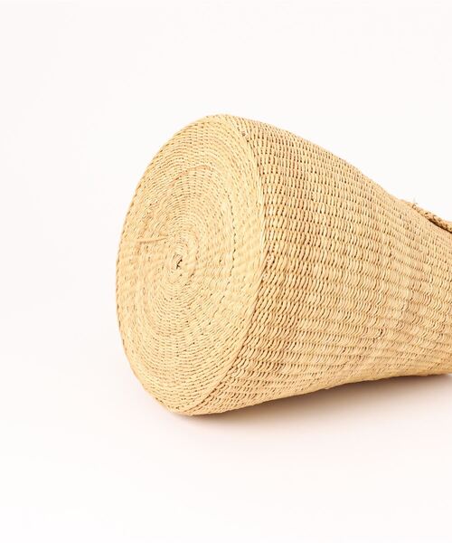 UNBILLION（アンビリオン）の「アフリカンスクエアー AFRICANSQUARE / ニャリガバスケット 丸底（かごバッグ・レディース・ベージュ・FREE）」の5枚目の写真