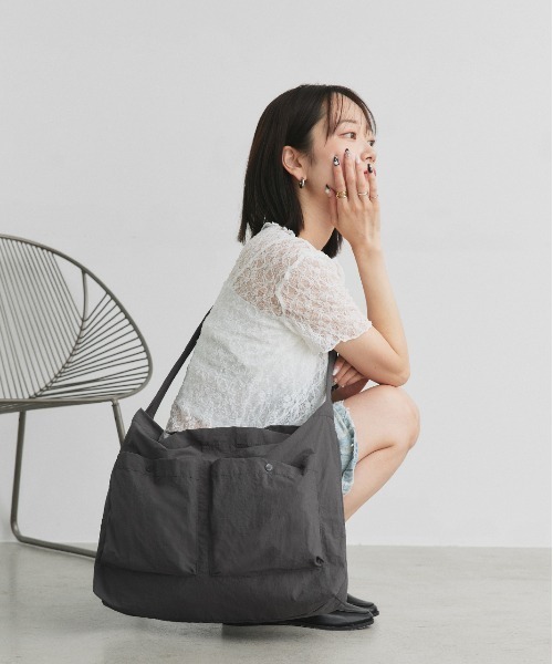 ad thie(アドティエ)の「ポケット付き ショルダーバッグ(ショルダーバッグ・レディース・ブラウン/チャコール/ブラック/アイボリー・FREE)」の3枚目の写真