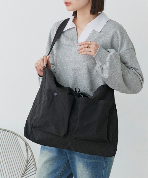 ad thie(アドティエ)の「ポケット付き ショルダーバッグ(ショルダーバッグ・レディース・ブラウン/チャコール/ブラック/アイボリー・FREE)」の2枚目の写真