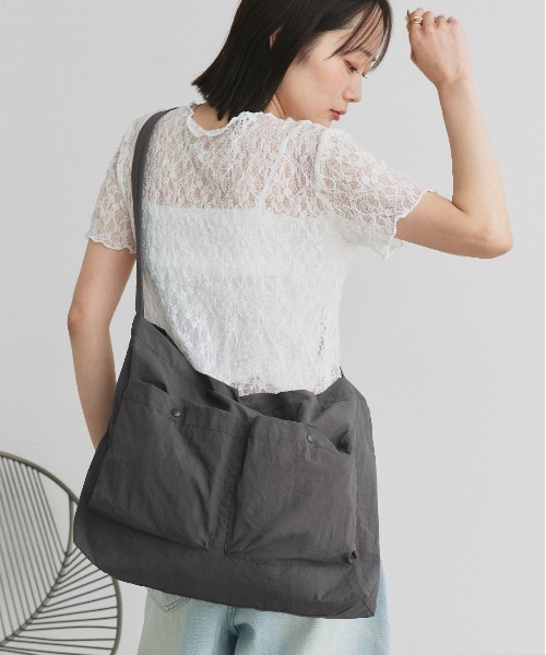 ad thie(アドティエ)の「ポケット付き ショルダーバッグ(ショルダーバッグ・レディース・ブラウン/チャコール/ブラック/アイボリー・FREE)」の6枚目の写真