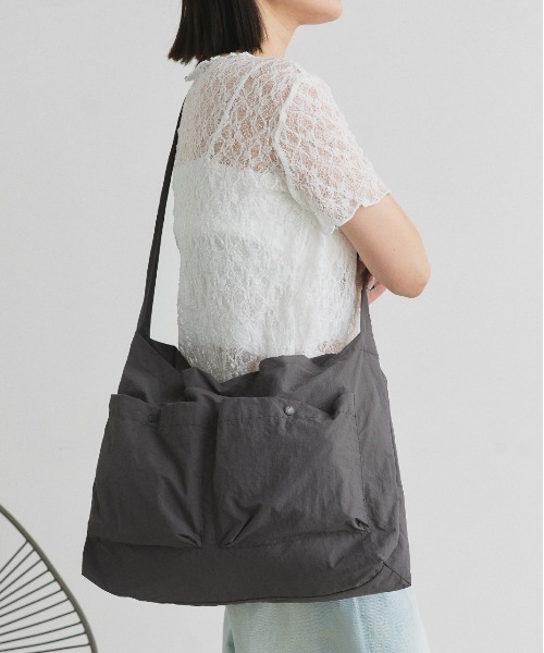 ad thie(アドティエ)の「ポケット付き ショルダーバッグ(ショルダーバッグ・レディース・ブラウン/チャコール/ブラック/アイボリー・FREE)」の7枚目の写真