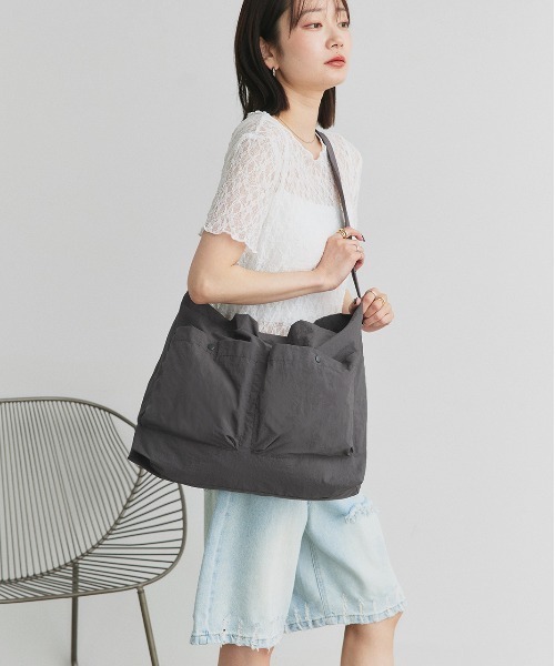 ad thie(アドティエ)の「ポケット付き ショルダーバッグ(ショルダーバッグ・レディース・ブラウン/チャコール/ブラック/アイボリー・FREE)」の8枚目の写真