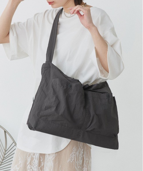 ad thie(アドティエ)の「ポケット付き ショルダーバッグ(ショルダーバッグ・レディース・ブラウン/チャコール/ブラック/アイボリー・FREE)」の10枚目の写真