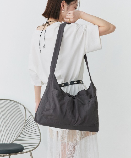 ad thie(アドティエ)の「ポケット付き ショルダーバッグ(ショルダーバッグ・レディース・ブラウン/チャコール/ブラック/アイボリー・FREE)」の11枚目の写真